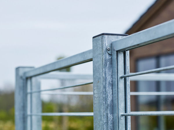 Plus Stahlpfosten verzinkt schwarz 8 x 8 x 268 cm bestellen :: Plus A/S