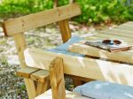 Nahaufnahme des hochwertigen Picknicktisches (viereckig) von Plus aus Holz.