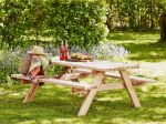 Picknicktisch (rechteckig) bestehend aus Holz im Garten ohne Rückenlehne.