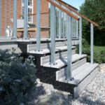 Nahaufnahme einer 5-stufigen Außentreppe mit 34 Grad Steigungswinkel am Balkon montiert.
