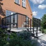 5-stufige Außentreppe mit einem Steigungswinkel von 34 Grad an einer Terrasse mit Treppendielen montiert.