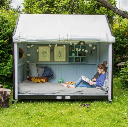 Plus Spielhaus Shelter auf Rädern 120 x 203 x 198cm Plus Spielhaus Shelter auf Rädern 120 x 203 x 198cm