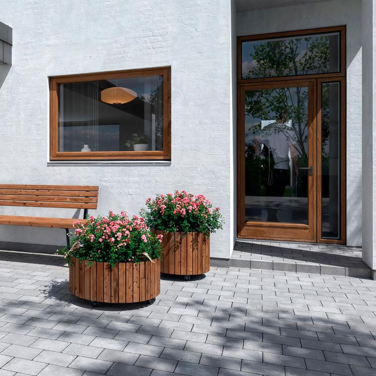 Plus rollende  Pflanzkasten rund circle mit Siesta Thermowood Möbeln
