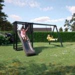 Plus Spielturm mit Schaukel und grauschwarzer Rutsche 375 x 375 x 194 cm PEFC