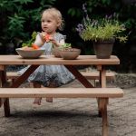 Plus Tiny - Kinder Picknicktisch Kombimöbel 90 cm ThermoWood im Garten mit süssem Kind
