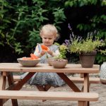 Plus Tiny - Kinder Picknicktisch Kombimöbel 90 cm ThermoWood im Garten mit süssem Kind