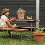 Plus Basic Kinderkombi komplett ThermoWood 118 cm Detail mit Kind im Freien