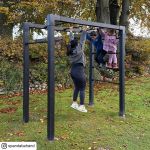 Plus Outdoor Fitness Trainigsgestell 210 cm - M 4 - schwarze Edition Ambiente mit KI Kind