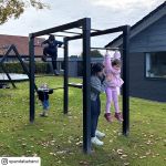 Plus Outdoor Fitness Trainigsgestell 210 cm - M 4 - schwarze Edition Ambiente mit KI Kind