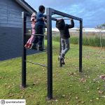 Plus Outdoor Fitness Trainigsgestell 210 cm - M 4 - schwarze Edition Ambiente mit KI Kind