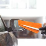 Fiskars SnowXpert 143062 Eiskratzer und Schneebürste im Einsatz