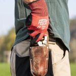 Felco 910 Tasche – Robuste Ledertasche für Felco Gartenscheren - Produkt rausnehmen