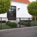 Plus Basic Gartentüre schwarz 100 x 85 cm Ambiente im Freien