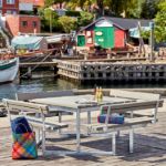 Plus Twist Sitzgruppe Picknicktisch mit 4 Rückenlehnen Kiefer-Fichte graubraun 227 cm im Freien am Hafengelände