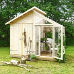 Plus Gerätehaus Gewächshaus mit Glasanbau 316 x 216 x 285 cm im Garten offen Ambiente