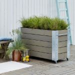 Plus Cubic rollender Blumenkasten 120 x 50 x 70 cm graubraun auf der Holzterrasse