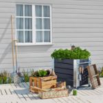 Plus Cubic rollender Blumenkasten 87 x 50 x 70 cm schwarz Image-Bild Amiente auf der Holzterasse vor nordischer Holzfassade