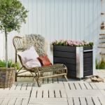 Plus Cubic rollender Blumenkasten 87 x 50 x 70 cm schwarz Image-Bild Amiente auf der Holzterasse vor nordischer Holzfassade