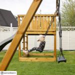 Plus Play Spielturm mit Schaukelbalken und grauschwarzer Rutsche 460 x 395 x 200 cm