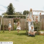 Plus Play Spielturm mit Schaukelbalken und grauschwarzer Rutsche 460 x 395 x 200 cm im Garten auf der Wiese