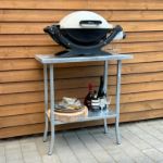 Rechteckiger Gärtnertisch oder Grilltisch aus verzinktem Stahl als kreativen Arbeitsplatz oder Deko-Element im Garten / Terrasse / Hoften.
