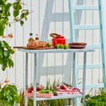 Rechteckiger Gärtnertisch oder Grilltisch aus verzinktem Stahl als kreativen Arbeitsplatz oder Deko-Element im Garten / Terrasse / Hof