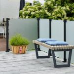 Plus Stahlpfosten verzinkt schwarz mit Fuss 4,5 x 4,5 x 95 cm auf privater Terrasse mit privacy Milchglas