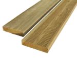 Trittstufe einer 6-stufigen Außentreppe in einer Breite von 120 cm aus massiven und druckimprägniertem Holz.