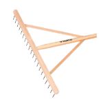 Galax Holzharke 20 Zinken Holzgriff - L 180 x B 65 cm Detail des Harkenkopfes